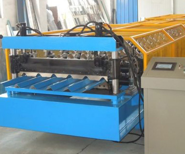 Roof sheet forming machine